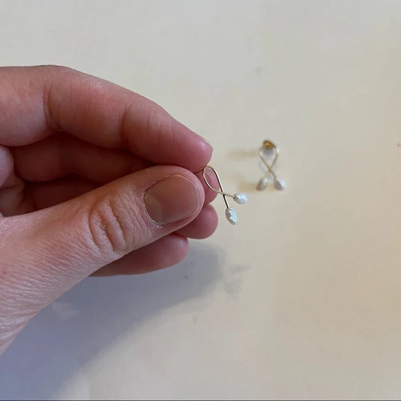 Mother of Pearl 14k Gold Italy Earrings Ribbon Shape Dainty Small - Picture 4 of 7